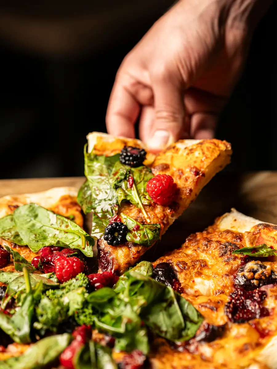 Rebanada de pizza con frutos rojos